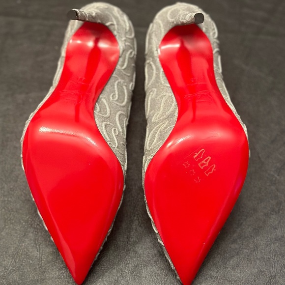 🌺 Authentic CHRISTIAN LOUBOUTIN 👠🌺Hot Chick Logo Silver Pumps  Size 7.5 - Picture 13 of 13